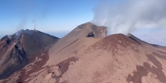 L'Etna si conferma essere il vulcano più attivo d'Europa dopo il crollo di una parete del cratere di Sud Est che ne ha modificato lo skyline