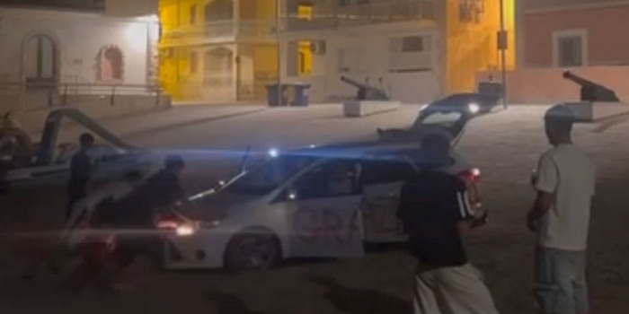 Atto vandalico e potenzialmente pericoloso nella notte in piazza Dogana a Marina di Ragusa. Ecco cosa è successo