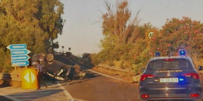 Incidente stradale autonomo con feriti: un’auto si è ribaltata lungo la provinciale Modica Marina di Modica