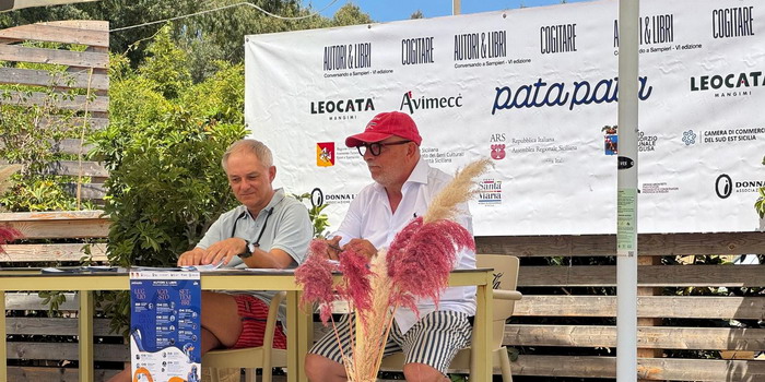Al via la 7ma edizione di “Autori & Libri” e la seconda di “Cogitare” a Sampieri: nel living del Pata Pata sarà cultura con precisi criteri. Crosetti testimonial d’eccezione