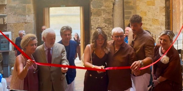 Inaugurata nella Cappella dell’Incoronata a Palermo la mostra del pittore modicano Franco Fratantonio. Una simbiosi tra luce e colore