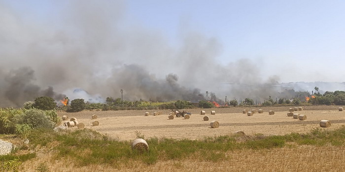 Il grosso incendio sulla Modica mare è scoppiato nella giornata più rovente da bollino rosso. Fiamme domate del tutto solo in serata