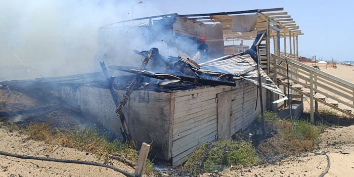 Doppio incendio in territorio di Acate: in fiamme un vecchio stabilimento balneare dismesso e un autocompattatore dei rifiuti