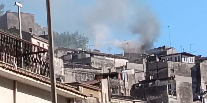 Incendio in abitazione nel centro storico di Modica, vicino al quartiere Vignazza: persone evacuate, non si segnalano feriti