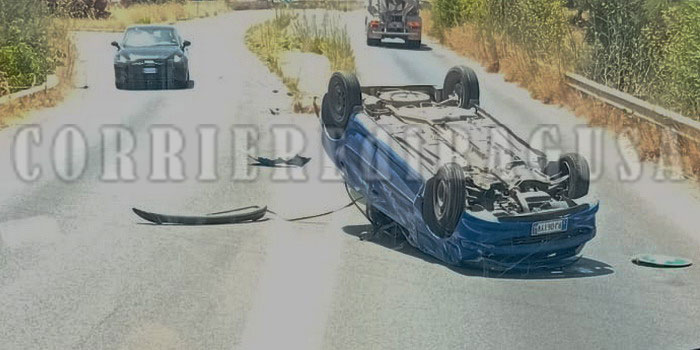 Incidente stradale sulla Donnalucata Marina di Ragusa con un’auto che si è capovolta sull’asfalto. Un giovane rimasto ferito al volto