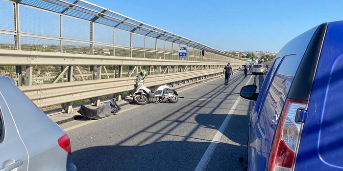 Incidente stradale sul ponte Guerrieri a Modica con uno scontro tra 3 auto e uno scooter. 2 feriti e traffico veicolare bloccato