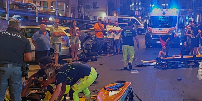 Incidente stradale tra uno scooter e 2 auto in via Tirella a Modica con 2 minorenni feriti e trasportati in ambulanza al pronto soccorso