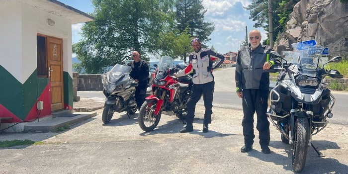 3 modicani (di cui uno quasi 80enne) fanno un viaggio in Romania in sella alle loro moto, coprendo 5.000 km