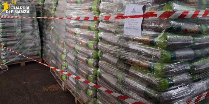 Sequestrate 56 tonnellate di pellet e 208.000 sacchetti di packaging contraffatti. Il maxi sequestro ammonta a circa 950.000 euro