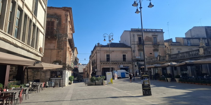 Ragusa quasi deserta a giugno? Confimprese denuncia il 50% di turisti in meno rispetto all'anno scorso: i commercianti pronti a consegnare le chiavi dei negozi per protesta. La risposta del sindaco Cassì