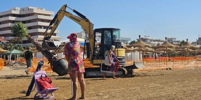 Dopo il caso di Scoglitti, una ruspa al lavoro in spiaggia tra i bagnanti anche sulla spiaggia di Pietre Nere a Pozzallo. Ma la sicurezza?