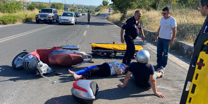 Scontro tra autocarro e scooterone in contrada Piano Ceci a Modica con 2 coniugi feriti. Traffico rallentato, è intervenuto l'esercito