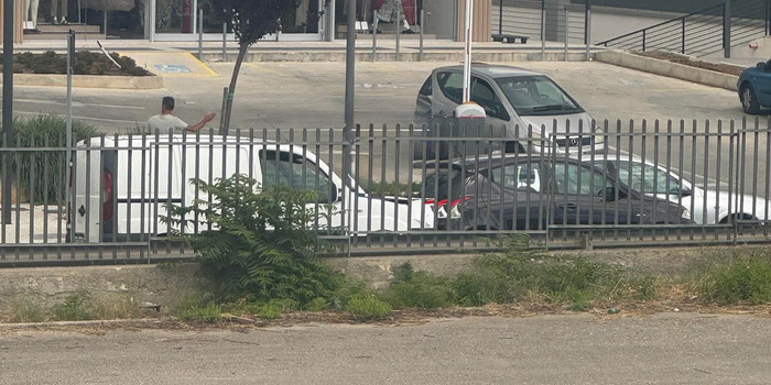 Ennesimo incidente stradale al polo commerciale a Modica per invasione di corsia: servono gli spartitraffico per evitare il peggio