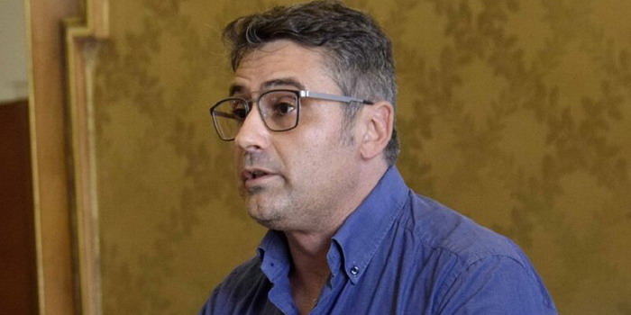 “Distese di ombrelloni e sdraio sulle spiagge di Marina di Ragusa, ma solo a pagamento”: la denuncia del consigliere Firrincieli