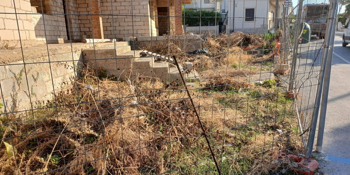 Degrado a Marina di Modica con sterpaglie e rifiuti a rischio incendi in corso Mediterraneo e vicino alla farmacia