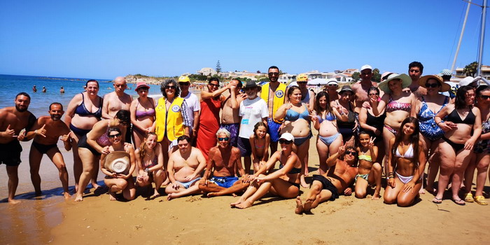 Un Mare per Tutti: la solidarietà del Lions Club Ragusa Host per l’inclusione delle persone con disabilità