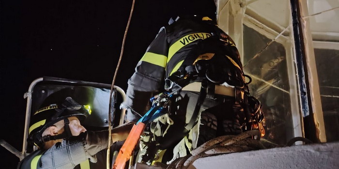 Pesante pannello di piombo a rischio caduta nel vuoto dal faro di Punta Secca. I vigili del fuoco intervengono, eliminando il pericolo