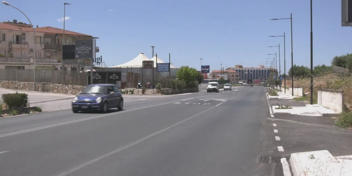Allarme furti nei parcheggi dei supermercati lungo l’asse del polo commerciale a Modica. I ladri depredano le auto mentre si fa la spesa