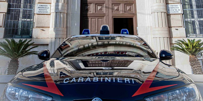 Un 44enne sotto gli effetti di droga e alcol danneggia casa sua a Ragusa e aggredisce i carabinieri al pronto soccorso: arrestato