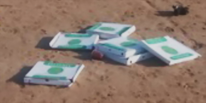 Mangiano la pizza in spiaggia a Donnalucata e lasciano i cartoni sull’arenile. La polizia locale individua e sanziona la responsabile