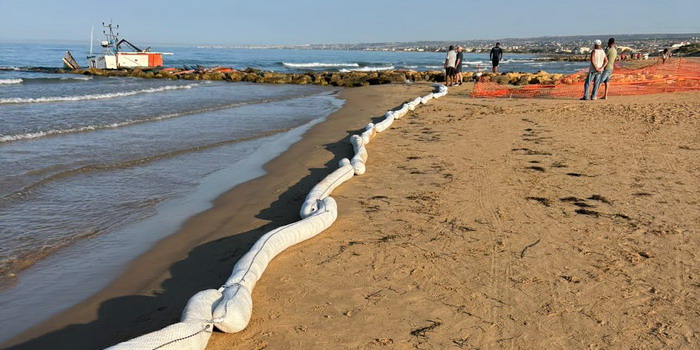 Cordone sanitario sulla spiaggia di Bruca con panni assorbenti di oli e idrocarburi per disincagliare il peschereccio bloccato da giorni