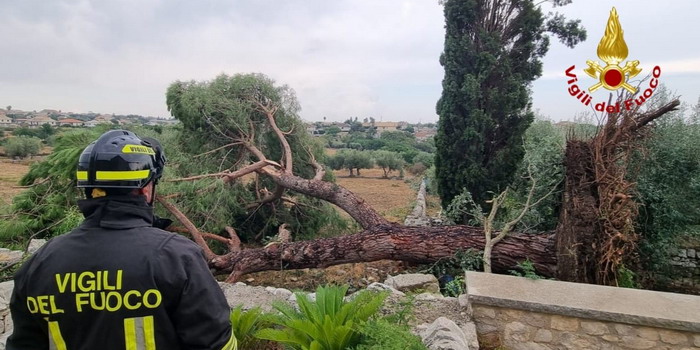 Tetti scoperchiati, alberi sradicati e auto distrutte: danni ingenti per la tromba d’aria in territorio di Modica. Come evolverà il meteo