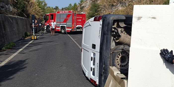 Incidente autonomo mortale sulla strada statale 194 Ragusa Giarratana. Perde la vita un 58enne al volante di un furgone, da cui è stato sbalzato fuori dopo l’urto e il ribaltamento