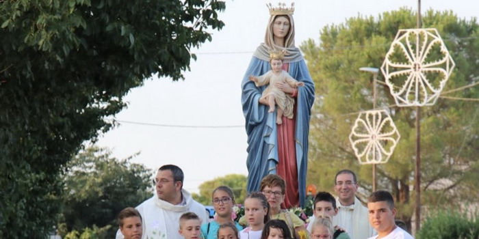 La Madonna sul trattore: la festa religiosa e folkloristica di contrada Barco con la sfilata di decine di mezzi agricoli e la santa messa celebrata dal Vescovo Rumeo