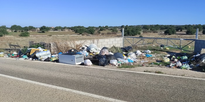Rifiuti di ogni genere (anche pericolosi) abbandonati su molte strade della provincia di Ragusa. Ecco le discariche a cielo aperto