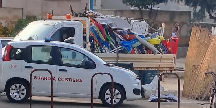 Operazione Spiagge sgombre a Micenci: polizia locale e guardia costiera hanno sequestrato centinaia di ombrelloni e lettini