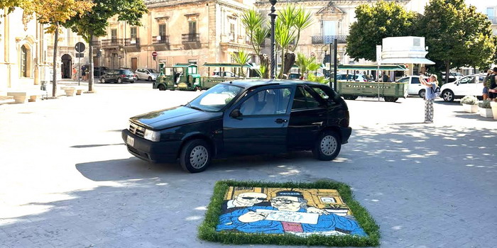 In piazza Italia a Scicli è riapparsa la mitica Fiat Tipo del Commissario Montalbano. Inaugurate le panchine dedicate ad Andrea Camilleri nel centenario dalla nascita