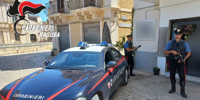 Sparatoria a Scicli: arrestato un albanese con pistola e pugnale. Ricercato un secondo connazionale accusato di tentato omicidio