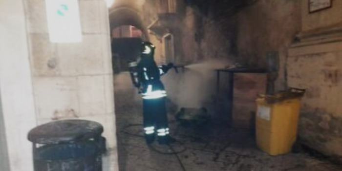 Incendio doloso in via Grimaldi a Modica. Distrutte le coperture di legno dei cassonetti