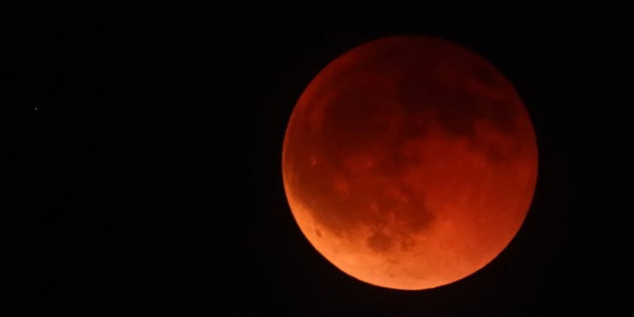 Lo spettacolo dell'Eclissi totale di Luna, diventata rossa, fotografata dalla provincia di Ragusa. La prossima a fine dicembre 2028