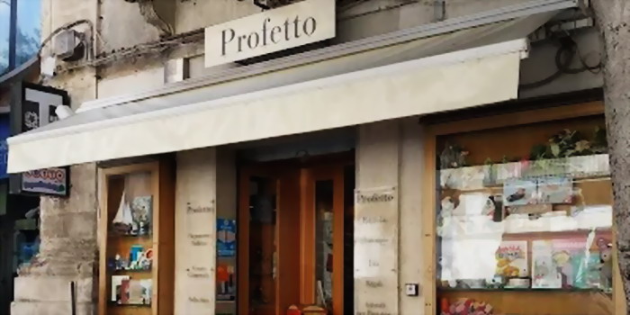 “Chi non riconosce il genocidio in atto a Gaza non è il benvenuto in questo negozio”: cartello esposto in un’edicola in centro a Modica