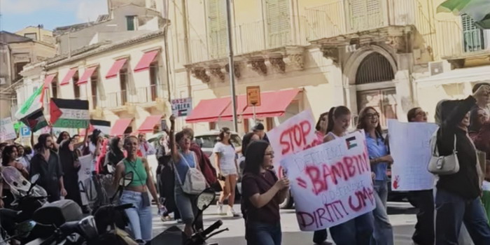 Una manifestazione pro Palestina ha affollato piazza Poste a Ragusa e corso Umberto a Modica. Stop ai bombardamenti su Gaza