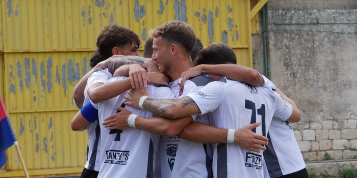 Il Modica Calcio sbaglia un rigore ma batte comunque il Giarre 2 a 1 davanti al pubblico amico del Barone con gol di Valenca e Savasta