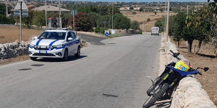 Un centauro in sella alla sua moto si schianta contro un muro a secco, finendo in un terreno in zona Crocevie Cava Ispica a Modica