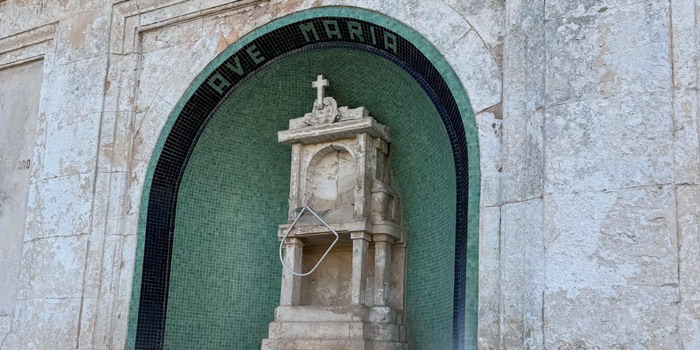 Rubato per la seconda volta in pochi giorni il quadretto della Madonnina della fontana ai piedi della Chiesa Madre nel cuore di Ispica