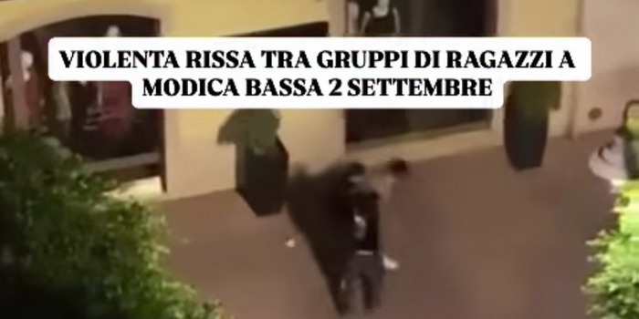 Violenta rissa a calci e pugni in corso Umberto a Modica tra 2 gruppi di giovanissimi. Il video ripreso da un balcone è virale sui social