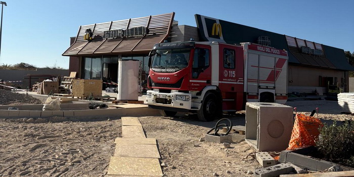 Incendio all’alba al nuovo McDonald’s di prossima apertura in via La Pira a Ragusa. Intervenute 2 squadre di pompieri