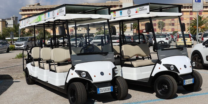 Consegnate a Modica 3 navette elettriche alimentate da pannelli solari per trasportare cittadini e turisti