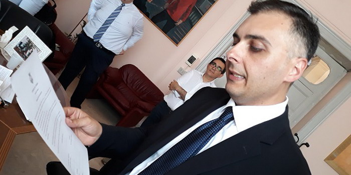 A soli 14 anni se ne andava in giro insieme agli amici a Comiso con un coltello in tasca. La denuncia sui social dell’assessore Di Trapani