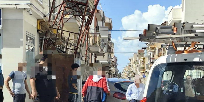 Macchina si schianta contro un’impalcatura edile in via Palestro a Vittoria: un ferito e grossi disagi per la circolazione veicolare