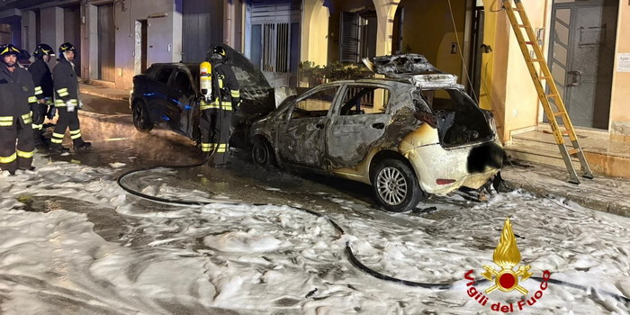 In fiamme a Pedalino 2 auto alimentate a gas: danneggiata una casa e la linea elettrica pubblica, una coppia intossicata dal fumo
