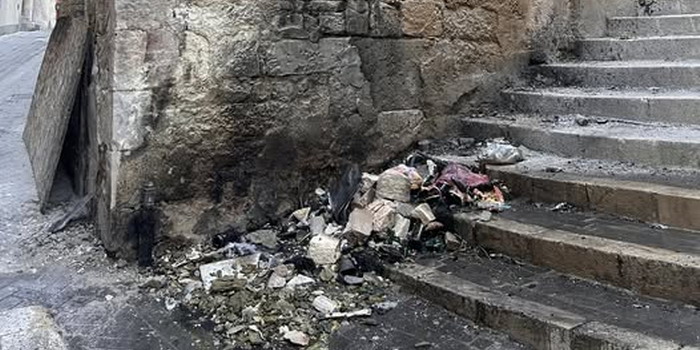 Cassonetti dei rifiuti dati alle fiamme in via Pisacane a Modica con il rischio concreto di una esplosione della condotta del gas metano