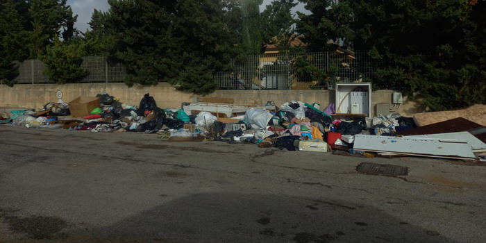 Discariche a cielo aperto di vestiti (e non solo) a Ragusa. M5S: “Inconcepibile sospensione del servizio di raccolta”