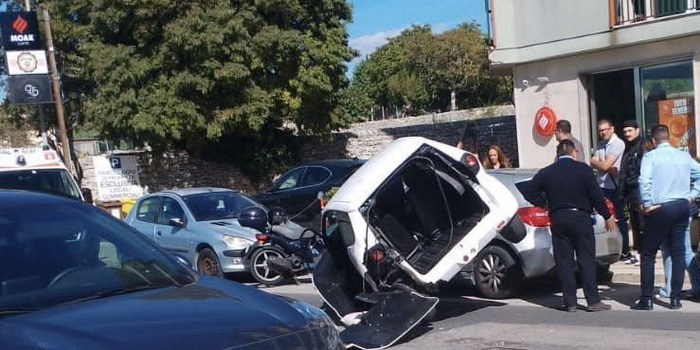 Incidente stradale tra un autobus, una minicar e una Mercedes parcheggiata in via Loreto Gallinara a Modica Alta. Ferita una ragazza