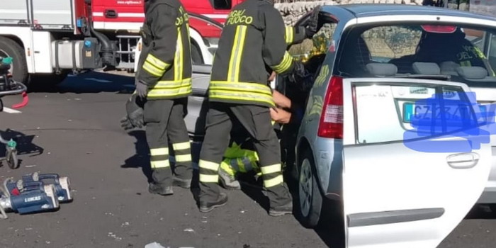 Scontro tra un furgone e una Kia sulla Ragusa mare: ferite madre e figlia, estratte dalle lamiere contorte e trasportate in ospedale Scontro tra un furgone e una Kia sulla Ragusa mare: ferite madre e figlia, estratte dalle lamiere contorte e trasportate in ospedale