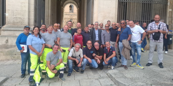 Accordo raggiunto tra sindacati e comune di Ragusa per la tutela occupazionale dei lavoratori nella nuova gara d’appalto per la raccolta rifiuti. Un risultato storico